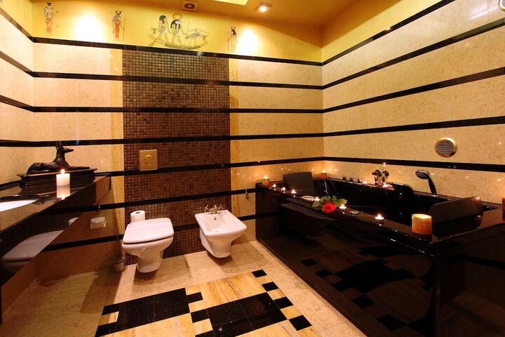 Room 32 of 49