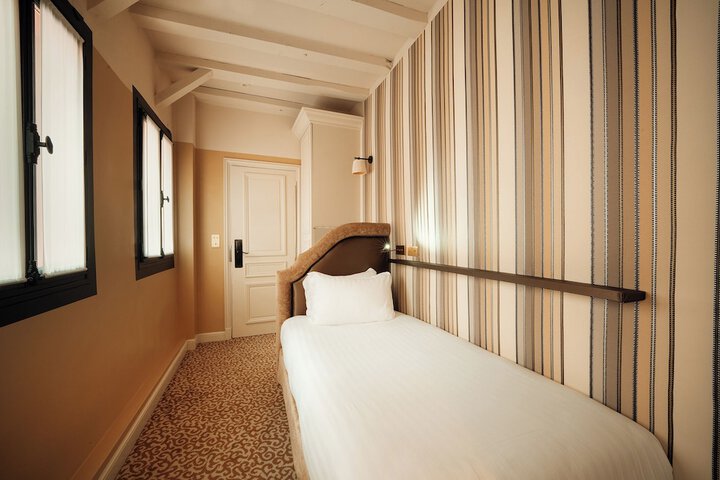 Room 25 of 49