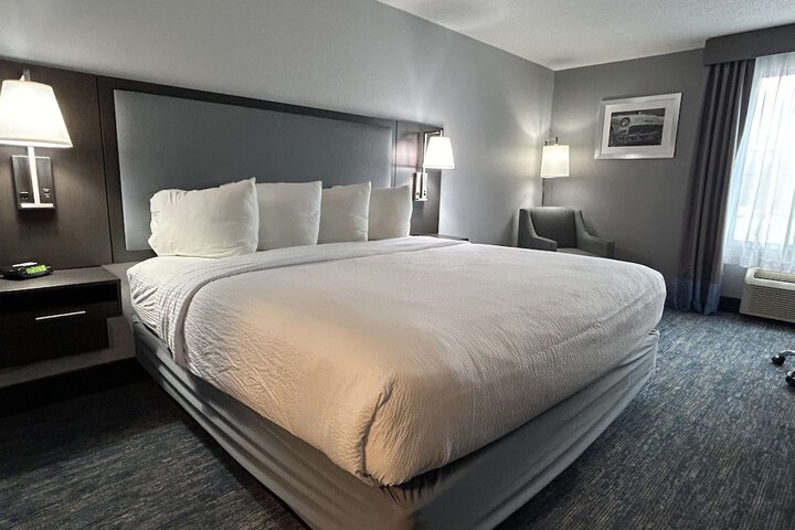 1 King Bed Microwave and Refrigerator WiFi Full Breakfast (3 of 14)