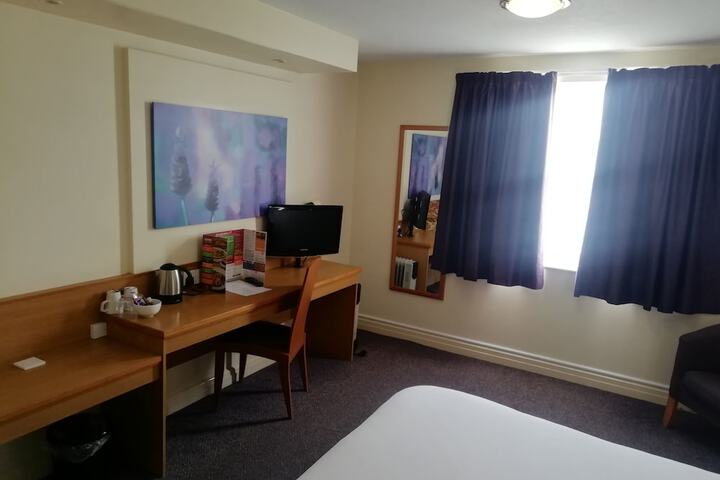 Room 13 of 35