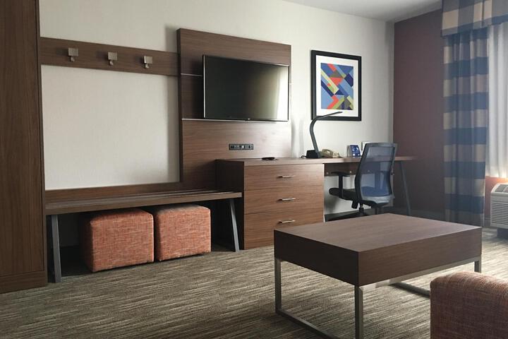 1 King Bed (2 of 9)