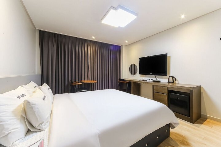 Room 4 of 9