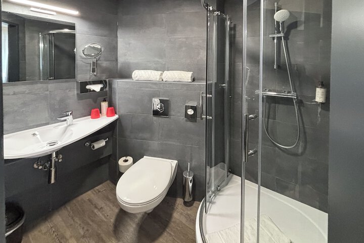Room 13 of 18