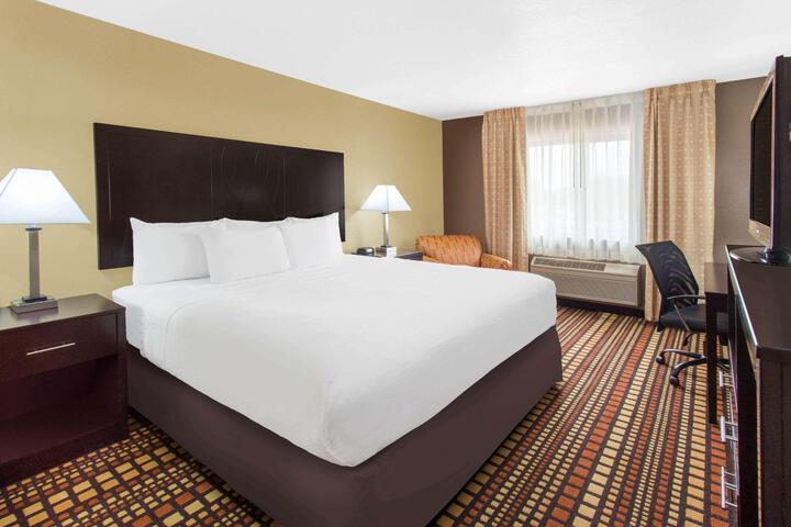 1 King Bed Business Room (6 of 6)