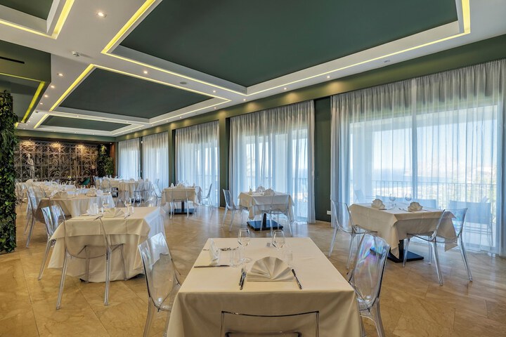 Dining 98 of 128