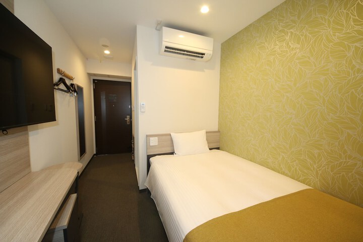 Room 3 of 28