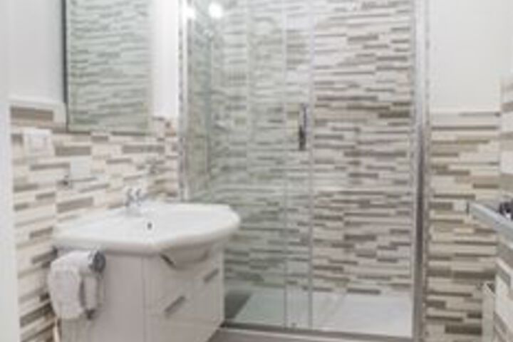 Room 4 of 25