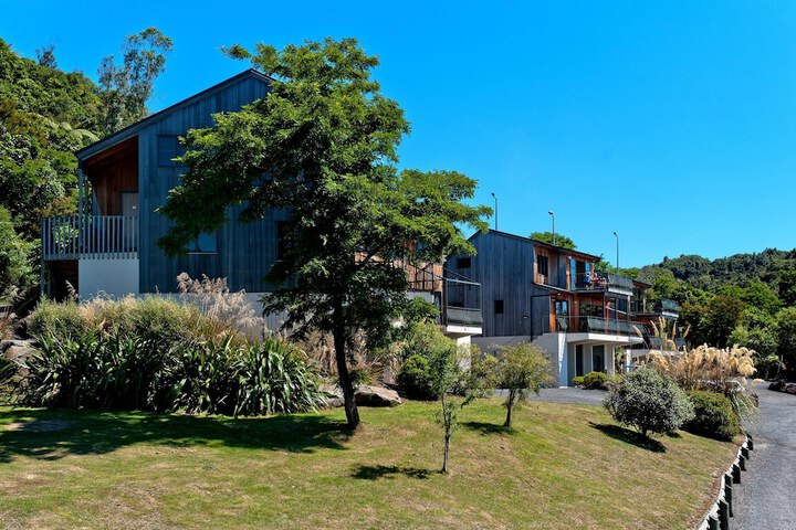 Hotel Exterior 40 of 51