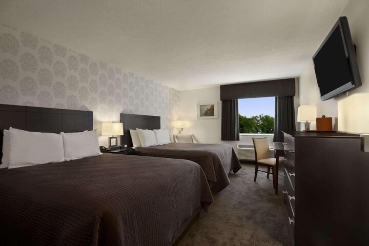 2 Queen Beds (1 of 4)