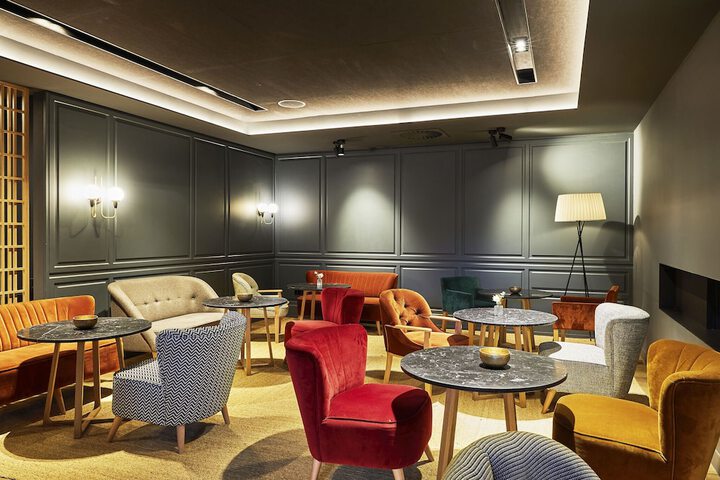 Lounge 47 of 53