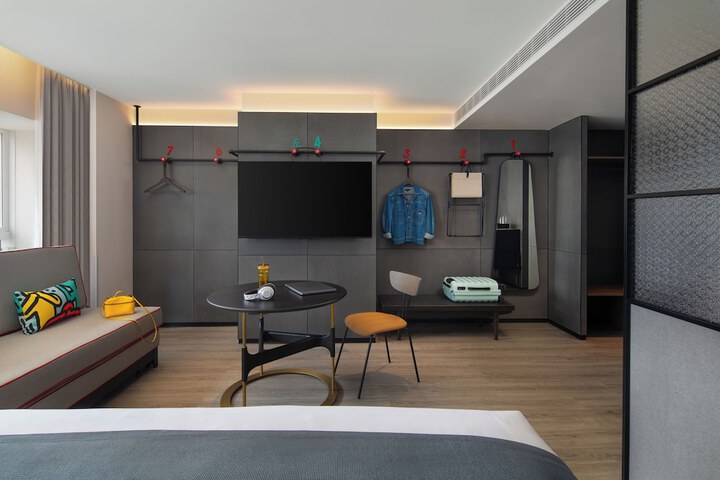 Room 14 of 96