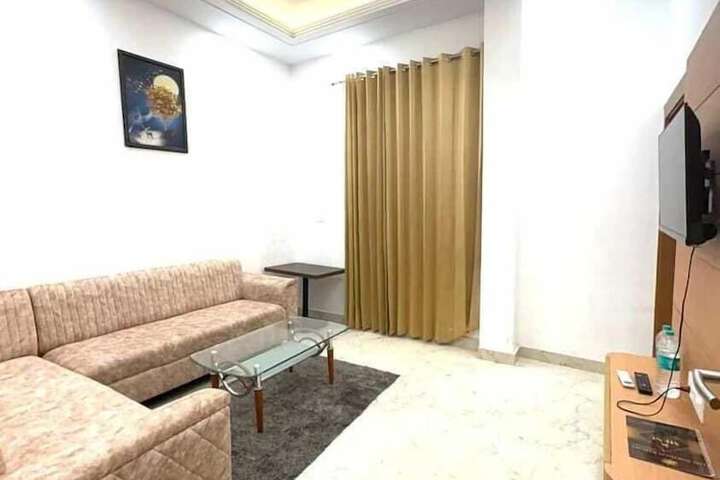 Room 10 of 33
