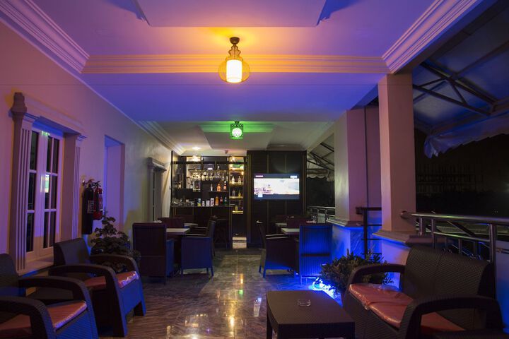 Lounge 42 of 51