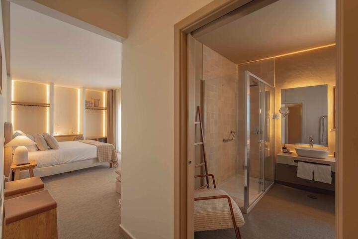 Room 4 of 51