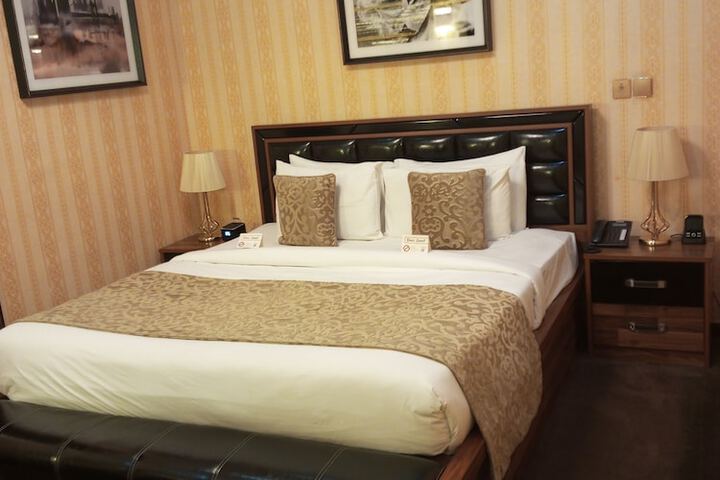 Room 28 of 77