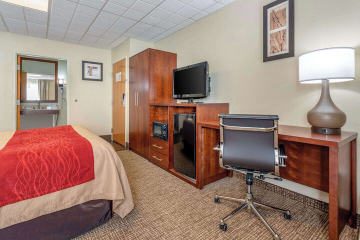 1 Queen Bed (15 of 16)