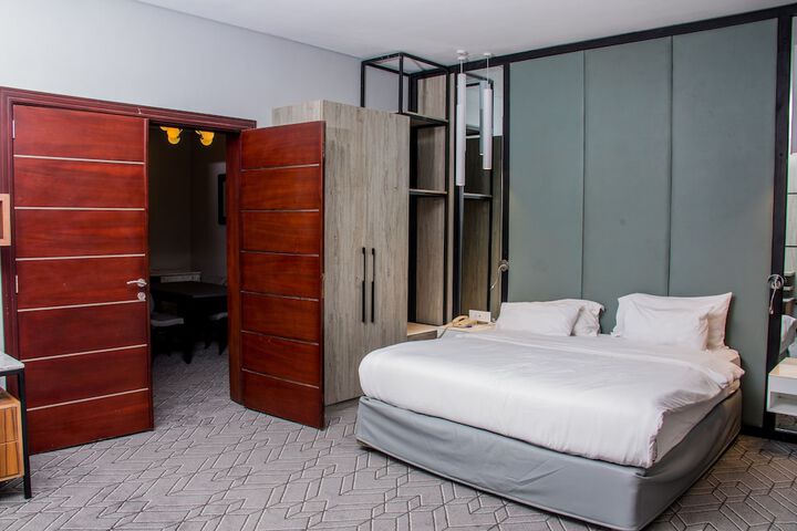 Room 72 of 193
