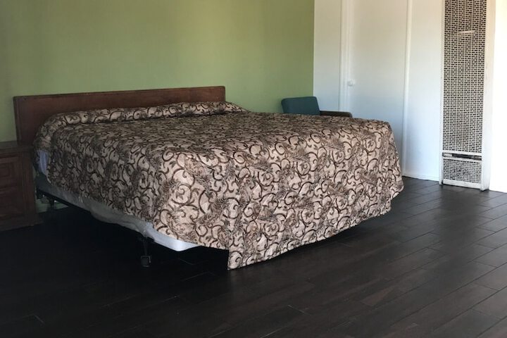 1 King Bed (5 of 5)
