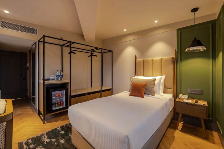 Room 12 of 42