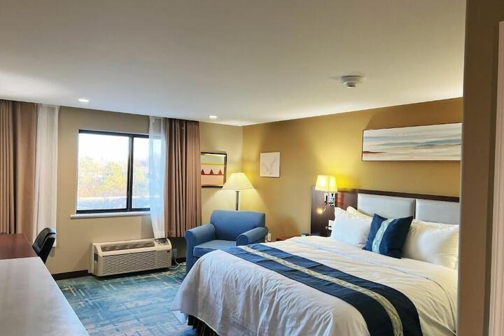 1 Queen Bed (2 of 2)