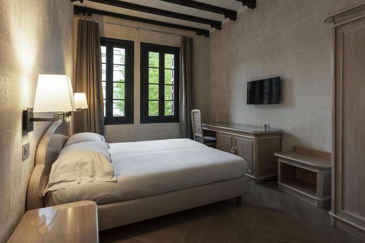 Room 27 of 92