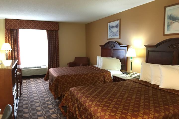 Main Building Room with 2 Queen Beds (8 of 9)