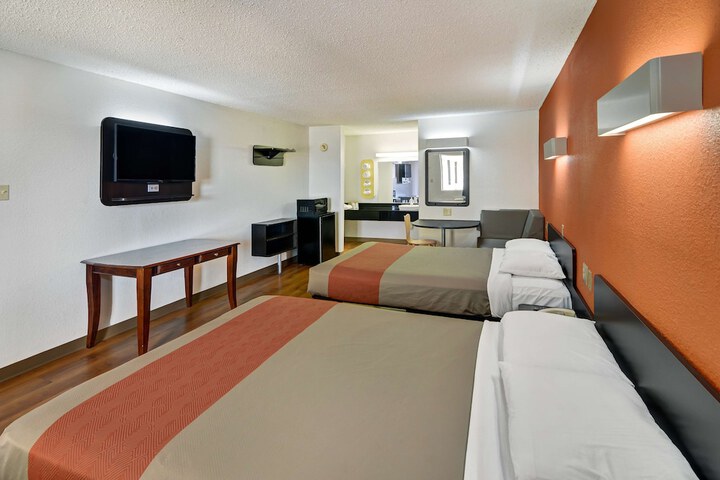 2 Queen Beds (4 of 8)