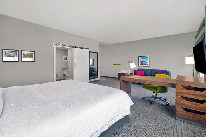 Suite King Bed Accessible (4 of 9)