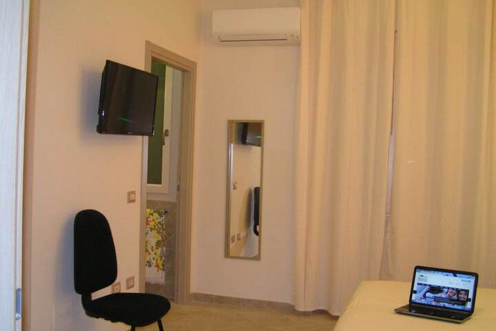 Room 13 of 32