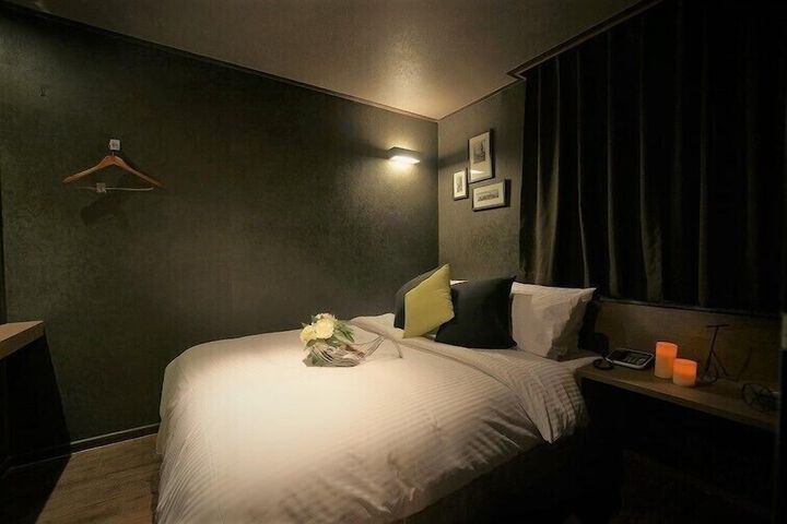 Room 10 of 14
