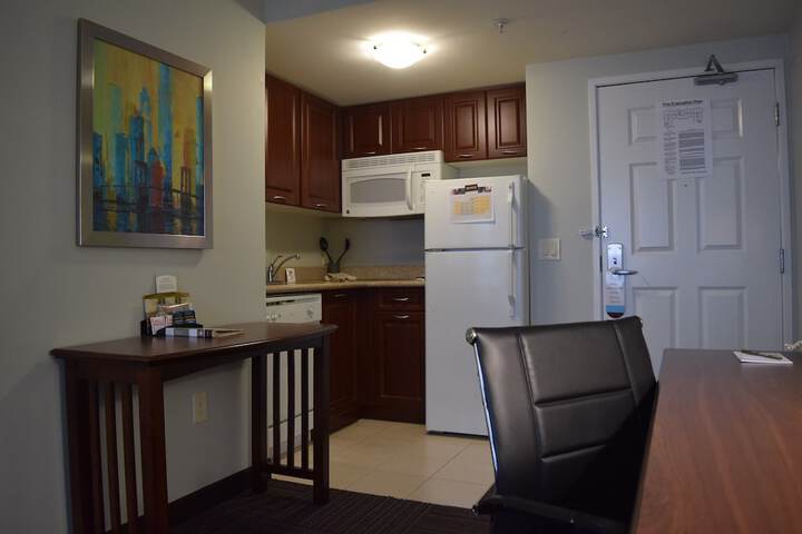 1 King Studio Suite Full Kitchen Jetted Tub Sofa Bed (12 of 18)