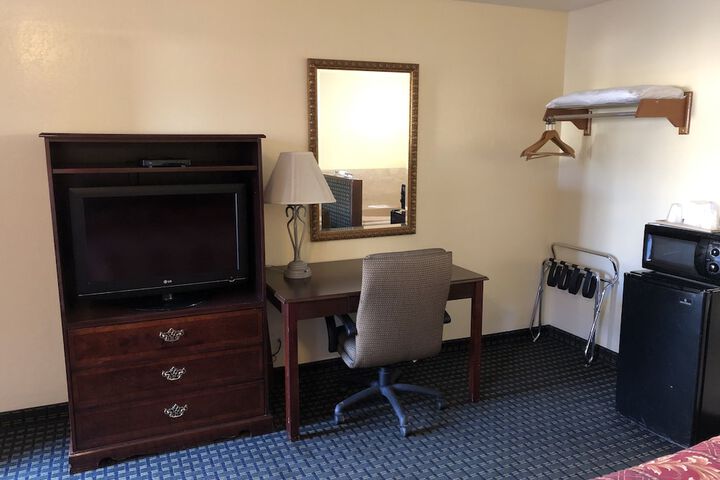 1 King Bed (5 of 7)