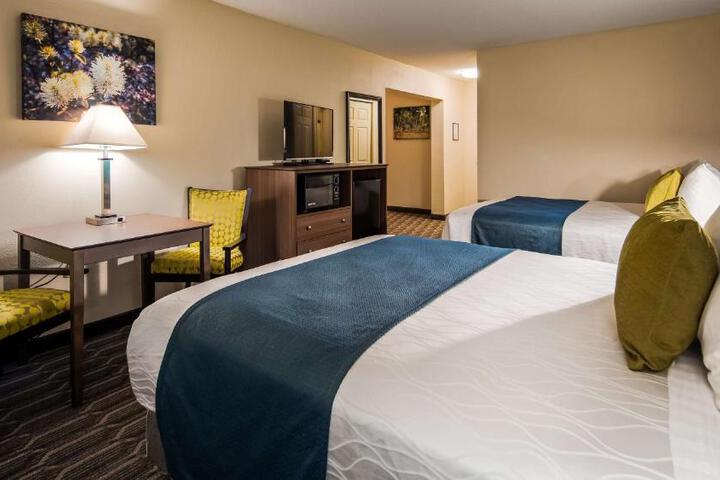 2 Queen Beds (5 of 6)