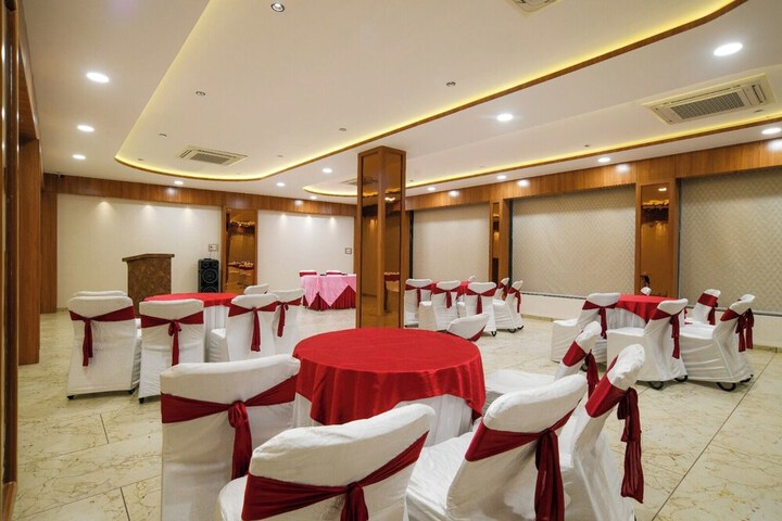 Ballroom/Hall 27 of 31