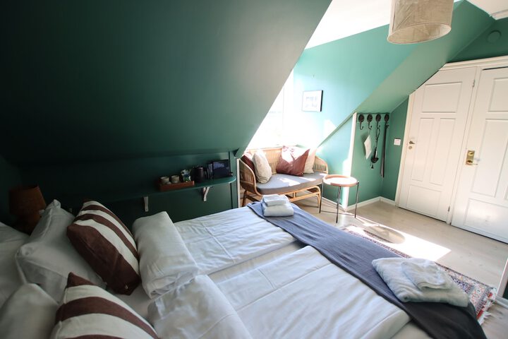 Room 33 of 62