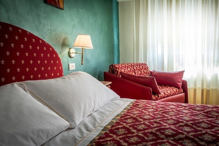 Room 10 of 80