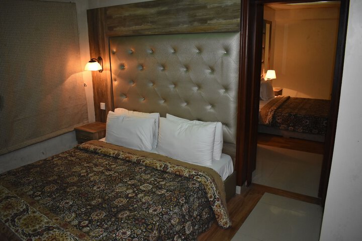 Room 6 of 16