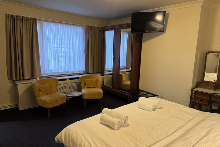 Room 16 of 44