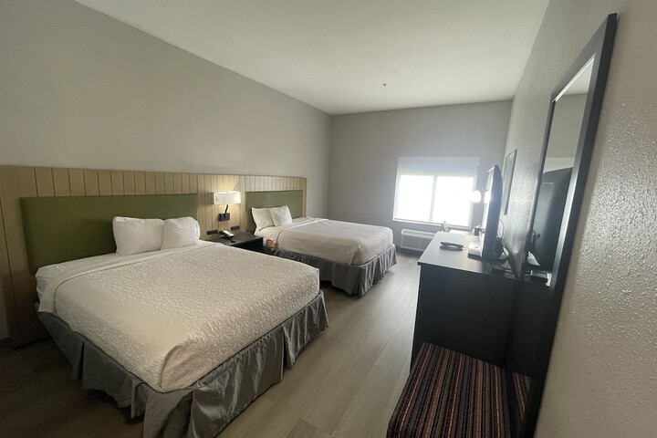 2 Queen Beds (10 of 13)