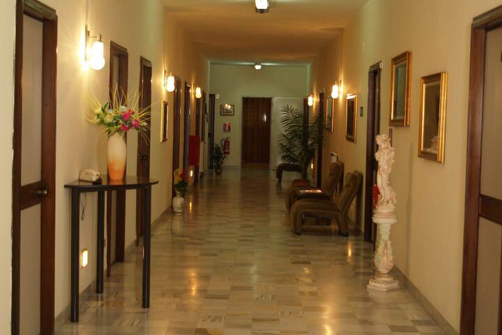 Ballroom/Hall 24 of 31
