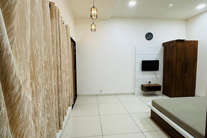 Room 9 of 29