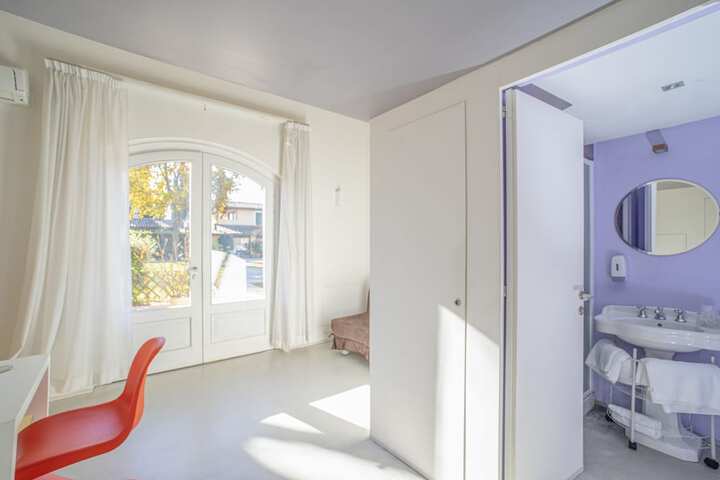 Room 17 of 49