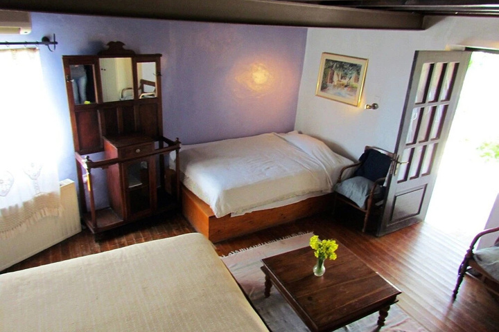 Room 2 of 10