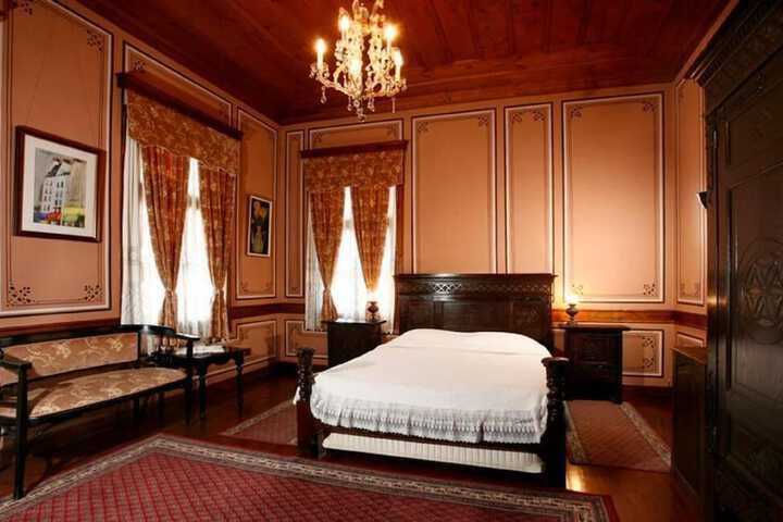 Room 4 of 79