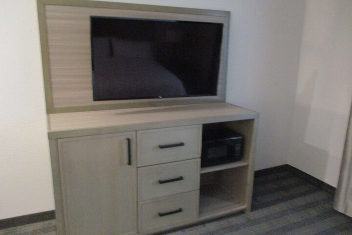 1 King Bed (3 of 11)