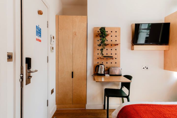 Room 21 of 28