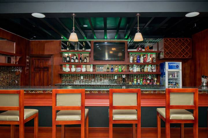 Lounge 21 of 27