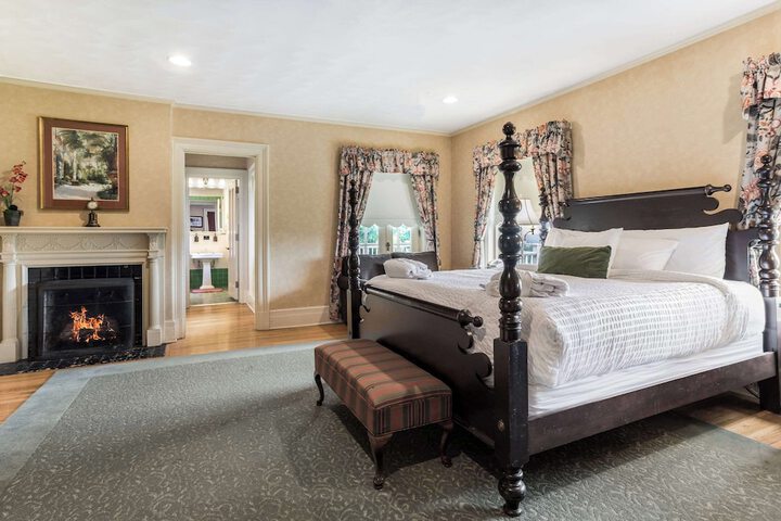 1 King Bed Accessible (29 of 37)