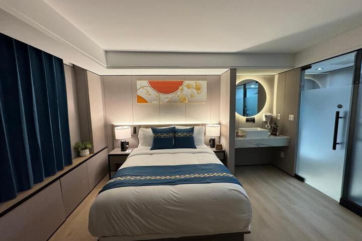 Deluxe Single King Bed (4 of 4)