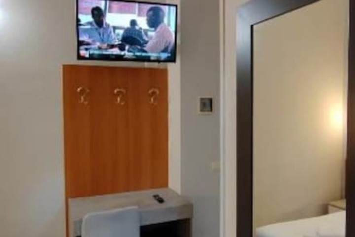 Room 32 of 68